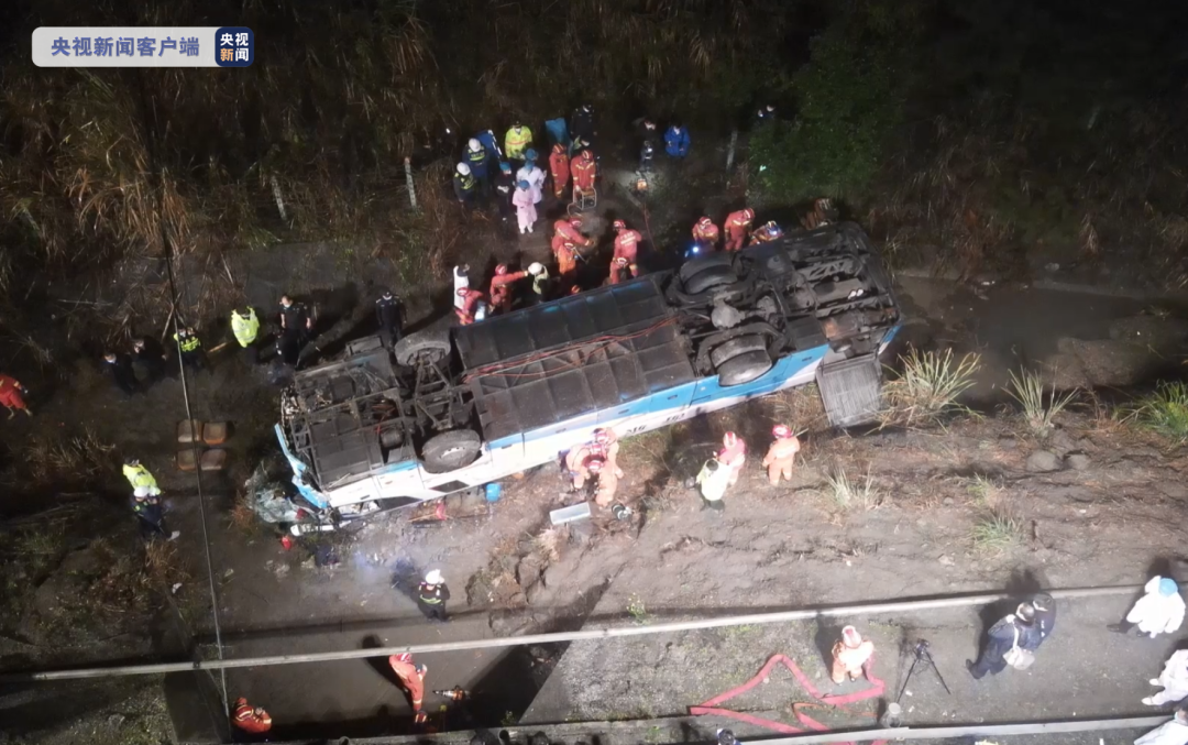 载59人客车追尾事故车，1死6伤…